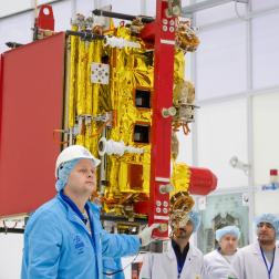 Сборка космической головной части в монтажно-испытательном корпусе космодрома Восточный для запуска космических аппаратов «Ионосфера-М» № 1 и № 2 и 53 попутных малых космических аппаратов. Фотография Космического центра «Восточный» (ЦЭНКИ)