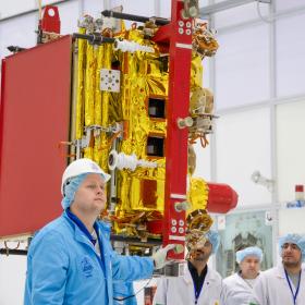 Сборка космической головной части в монтажно-испытательном корпусе космодрома Восточный для запуска космических аппаратов «Ионосфера-М» № 1 и № 2 и 53 попутных малых космических аппаратов. Фотография Космического центра «Восточный» (ЦЭНКИ)
