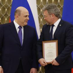 Председатель Правительства России Михаил Мишустин вручил премии Правительства в области науки и техники 27 ноября 2024 г. С заместителем директора по научной работе Института космических исследований Александром Анатольевичем Лутовиновым. Фотография: Правительство России
