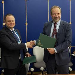 Подписание соглашения о проведении пилотного проекта по оценке возможностей использования данных с космического аппарата (КА) «Зоркий-2М» для решения научных задач между ИКИ РАН и Sitronics Space 11 ноября 2024 г. Фотография: А. Богач, ИКИ РАН