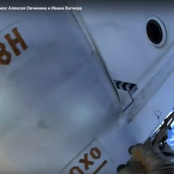 Установка аппаратуры космического эксперимента «Монитор всего неба» на внешней поверхности Международной космической станции 19.12.2024 во время выхода в открытый космос по программе ВКД-63. Установку ведут космонавты Алексей Овчинин и Иван Вагнер. Кадр прямой трансляции ГК «Роскосмос»