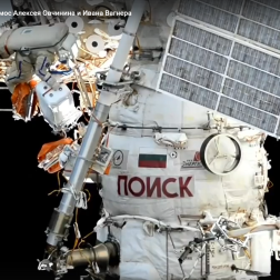 Установка аппаратуры космического эксперимента «Монитор всего неба» на внешней поверхности Международной космической станции 19.12.2024 во время выхода в открытый космос по программе ВКД-63. Установку ведут космонавты Алексей Овчинин и Иван Вагнер. Кадр прямой трансляции ГК «Роскосмос»