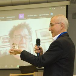 Церемония передачи премии Марселя Гроссмана ИКИ РАН 23 декабря 2024 г. Профессор Ремо Руффини (Remo Ruffini), директор Международного центра релятивистской астрофизики (International Center for Relativistic Astrophysics Network), и академик РАН Марат Гильфанов (ИКИ РАН), руководитель Научной редколлегии российского консорциума телескопа eROSITA. Фото: ИКИ РАН