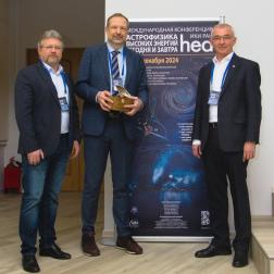 Церемония передачи премии Марселя Гроссмана ИКИ РАН 23 декабря 2024 г. Член-корреспондент РАН Александр Лутовинов, научный руководитель телескопа ART-XC им. М. Н. Павлинского, член-корреспондент РАН Анатолий Петрукович, директор ИКИ РАН, академик РАН Марат Гильфанов, руководитель Научной редколлегии российского консорциума телескопа eROSITA. Фото: ИКИ РАН