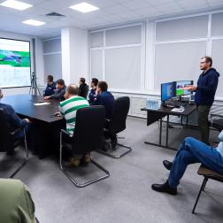 Визит делегации отряда космонавтов ГК «Роскосмос» и сотрудников Центра подготовки космонавтов им. Ю. А. Гагарина в ИКИ РАН 25 декабря 2024 г. В отделе технологий спутникового мониторинга. Фото: Т. Д. Жаркова, ИКИ РАН