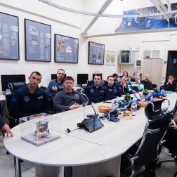  	Визит делегации отряда космонавтов ГК «Роскосмос» и сотрудников Центра подготовки космонавтов им. Ю. А. Гагарина в ИКИ РАН 25 декабря 2024 г. В лаборатории отдела ядерной планетологии ИКИ РАН. Фото: Т. Д. Жаркова, ИКИ РАН