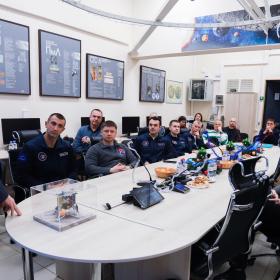 Визит делегации отряда космонавтов ГК «Роскосмос» и сотрудников Центра подготовки космонавтов им. Ю. А. Гагарина в ИКИ РАН 25 декабря 2024 г. В лаборатории отдела ядерной планетологии ИКИ РАН. Фото: Т. Д. Жаркова, ИКИ РАН