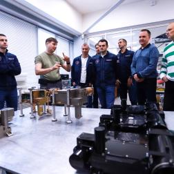 Визит делегации отряда космонавтов ГК «Роскосмос» и сотрудников Центра подготовки космонавтов им. Ю. А. Гагарина в ИКИ РАН 25 декабря 2024 г. В лаборатории отдела ядерной планетологии ИКИ РАН. Фото: Т. Д. Жаркова, ИКИ РАН