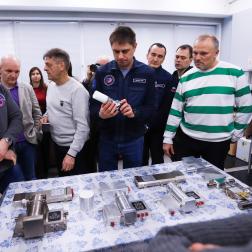 Визит делегации отряда космонавтов ГК «Роскосмос» и сотрудников Центра подготовки космонавтов им. Ю. А. Гагарина в ИКИ РАН 25 декабря 2024 г. В лаборатории отдела ядерной планетологии ИКИ РАН. Фото: Т. Д. Жаркова, ИКИ РАН