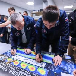 Визит делегации отряда космонавтов ГК «Роскосмос» и сотрудников Центра подготовки космонавтов им. Ю. А. Гагарина в ИКИ РАН 25 декабря 2024 г. В лаборатории отдела ядерной планетологии ИКИ РАН. Фото: Т. Д. Жаркова, ИКИ РАН