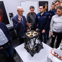 Визит делегации отряда космонавтов ГК «Роскосмос» и сотрудников Центра подготовки космонавтов им. Ю. А. Гагарина в ИКИ РАН 25 декабря 2024 г. В лаборатории отдела ядерной планетологии ИКИ РАН. Прибор ЛЕНД. Фото: Т. Д. Жаркова, ИКИ РАН