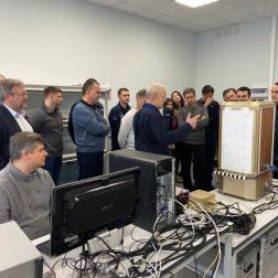 Визит делегации отряда космонавтов ГК «Роскосмос» и сотрудников Центра подготовки космонавтов им. Ю. А. Гагарина в ИКИ РАН 25 декабря 2024 г. Эксперимент МВН. Фото: А. С. Богач, ИКИ РАН