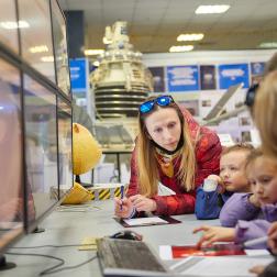 Участники квеста «Космический рейс» в ИКИ РАН. Фото АНО «Космический рейс»