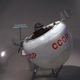 Посадочный аппарат автоматической межпланетной станции «Венера-4». Макет Музея космонавтики в Москве. Фотография: П. С. Шубин