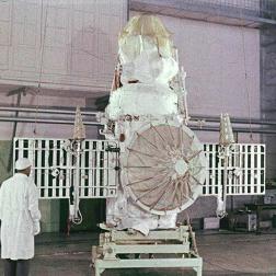 Автоматическая межпланетная станция «Венера-4» в термовакуумной изоляции