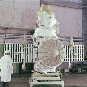 Автоматическая межпланетная станция «Венера-4» в термовакуумной изоляции