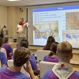 Член-корреспондент РАН Александр Лутовинов (ИКИ РАН) в МДЦ «Артек». Тематическая программа «300 лет РАН: фундаментальный взгляд на окружающий мир», август 2025 г. Фотографии: пресс-служба РАН