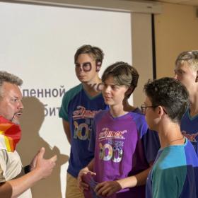 Член-корреспондент РАН Александр Лутовинов (ИКИ РАН) в МДЦ «Артек». Тематическая программа «300 лет РАН: фундаментальный взгляд на окружающий мир», июль 2025 г. Фотографии: пресс-служба РАН