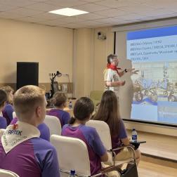 Член-корреспондент РАН Александр Лутовинов (ИКИ РАН) в МДЦ «Артек». Тематическая программа «300 лет РАН: фундаментальный взгляд на окружающий мир», август 2025 г. Фотографии: пресс-служба РАН