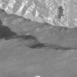 Проявление нефтяного пятна на РЛИ SAR-C Sentinel-1C от 29 августа 2025 г.