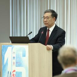 Профессор У Вэйжень, председатель Международной ассоциации исследований дальнего космоса IDSEA. 20 октября 2025 г., 16 Московский симпозиум по исследованиям Солнечной системы. Фотография: Т. Д. Жаркова, НОЦ ИКИ РАН