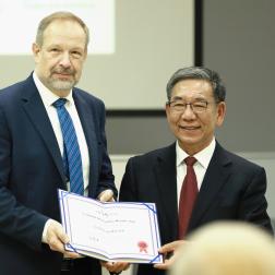 Академик Анатолий Петрукович, ИКИ РАН, и профессор У Вэйжень, председатель Международной ассоциации исследований дальнего космоса IDSEA. 20 октября 2025 г., 16 Московский симпозиум по исследованиям Солнечной системы. Фотография: Т. Д. Жаркова, НОЦ ИКИ РАН