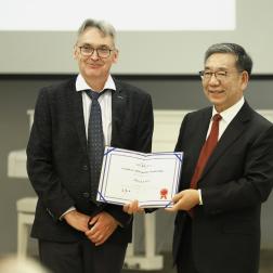 Член-корреспондент РАН Олег Кораблев, ИКИ РАН, и профессор У Вэйжень, председатель Международной ассоциации исследований дальнего космоса IDSEA. 20 октября 2025 г., 16 Московский симпозиум по исследованиям Солнечной системы. Фотография: Т. Д. Жаркова, НОЦ ИКИ РАН