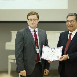 Дмитрий Зарубин, ИКИ РАН, и профессор У Вэйжень, председатель Международной ассоциации исследований дальнего космоса IDSEA. 20 октября 2025 г., 16 Московский симпозиум по исследованиям Солнечной системы. Фотография: Т. Д. Жаркова, НОЦ ИКИ РАН