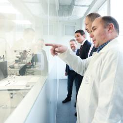 Визит Дениса Секиринского, заместителя министра науки и высшего образования России, в ИКИ РАН 16 октября 2025 г. Фотография: Т. Д. Жаркова, НОЦ ИКИ РАН