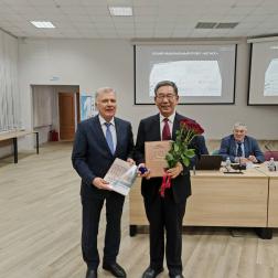 Профессор У Вэйжень, председатель Международной ассоциации исследований дальнего космоса IDSEA. Вручение удостоверения иностранного члена Российской академии наук. 20 октября 2025 г., 16 Московский симпозиум по исследованиям Солнечной системы. Фотография: Д. С. Зарубин, ИКИ РАН