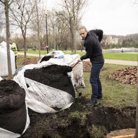 Ведущий инженер отдела астрофизики высоких энергий ИКИ РАН Данила Гамков. Акция «Сад памяти» в Гольяново 17 апреля 2026 г. Фотография: оргкомитет Международной акции «Сад памяти»