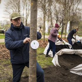 Лётчик-космонавт, Герой России Сергей Ревин. Акция «Сад памяти» в Гольяново 17 апреля 2026 г. Фотография: оргкомитет Международной акции «Сад памяти»