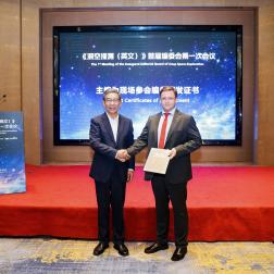 Профессор У Вэйжень (WU Weiren), генеральный конструктор китайской программы исследования Луны, генеральный директор DSEL, и Дмитрий Зарубин, координатор международных проектов ИКИ РАН. Международная конференция по исследованиям дальнего космоса (IDSEC2026), 2–5 сентября 2026 г., Китай. Фотография: ИКИ РАН, DSEL