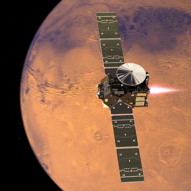 Включение двигателя TGO (российско-европейская миссия «ЭкзоМарс-2016) во время выхода на орбиту вокруг Марса 19 октября 2016 года в представлении художника