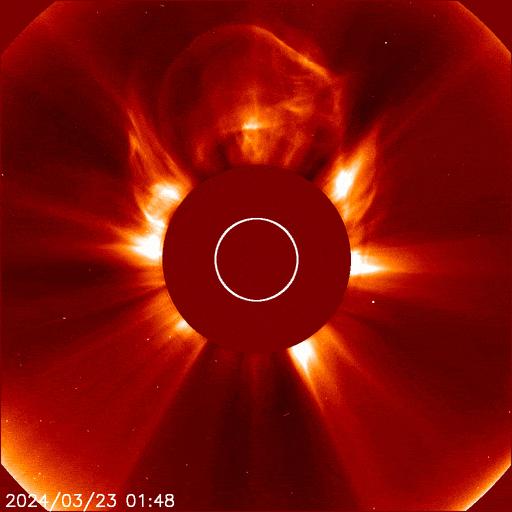teaser Движение плазменных облаков в результате выброса массы после вспышки 23 марта 2024 г. Внутренняя корона Солнца. Изображение космического телескопа SOHO (NASA)