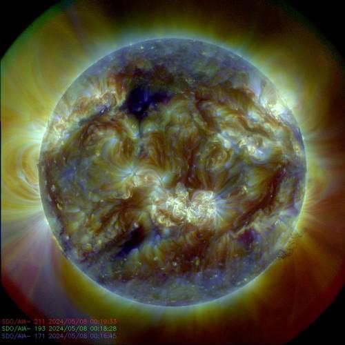 teaser Изображение Солнца, полученное КА SDO (NASA) 13 мая 2024 г. в трех линиях УФ-излучения (показаны разными цветами). Изображение: NASA/SDO and the AIA, EVE, and HMI science teams