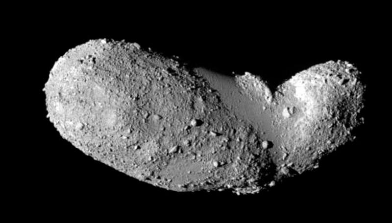 Околоземный астероид Итокава относится к группе Аполлона и отличается необычной формой. © JAXA