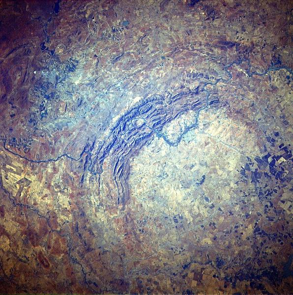 Кратер Вредефорт диаметром около 250 километров расположен в 120 километрах от Йоханнесбурга (ЮАР). © NASA