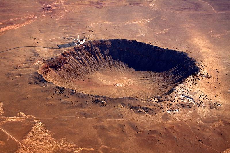 Кратер Бэрринджера в американском штате Аризона. Железный метеорит, создавший его, пытались отыскать, но пока безуспешно. © NASA Earth Observatory