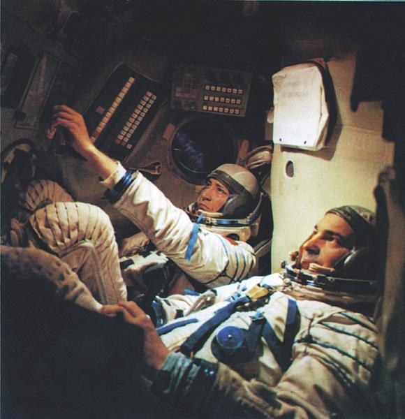 Космонавты В.Ф. Быковский и В.В. Аксёнов на корабле «Союз-22»