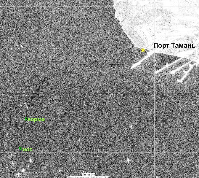 Рис. 1. Фрагмент радиолокационного изображения C-SAR Sentinel-1A, полученного 19 декабря 2024 г. в 15:28 GMT (© ESA). Метками отмечены нос и корма судна «Волгонефть-212», звездочка – положение судна «Волгонефть-239». Координаты судов предоставлены Азово-черноморским филиалом Росморпорта. Здесь видно, что в данный момент в воду попадает нефтяное загрязнение, которое под действие юго-западного ветра несет в район порта Тамань